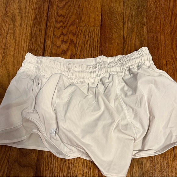 COPY - LULULEMON size 6 hotty hots shorts 2.5” white - Picture 2 of 5